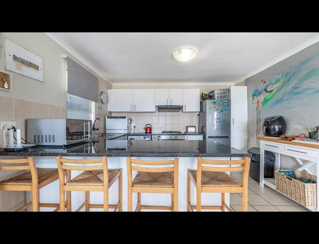 2 BEDROOM APARTMENT FOR SALE IN VREDEKLOOF HEIGHTS